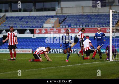 Ola Bello (L) und Albie Armin (R) aus Ipswich Town of Ipswich Town feiern das Siegertor von Harvey Cullinan aus Sheffield United - Ipswich Town U18 gegen Sheffield United U18, FA Youth Cup, Portman Road, Ipswich, Großbritannien - 30. April 2021 Stockfoto