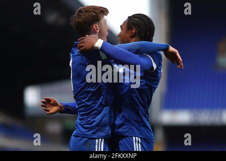 Cameron Humphreys (L) und Jesse Nwabueze (R) aus Ipswich Town feiern das Siegertor von Harvey Cullinan aus Sheffield United - Ipswich Town U18 gegen Sheffield United U18, FA Youth Cup, Portman Road, Ipswich, UK - 30. April 2021 Stockfoto