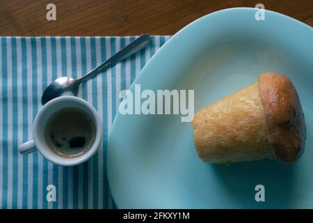 Neapolitanische Baba mit Rum und Kaffee als Dessert für eine Tolles Mittagessen Stockfoto