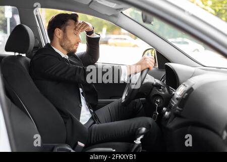 Gestresster Geschäftsmann stecken im Verkehr, spät zum Flughafen Stockfoto
