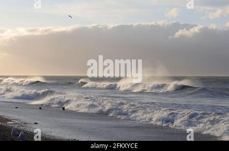 Wellen gesehen am Tag nach einem Sturm an der Südküste von England, Großbritannien. Stockfoto