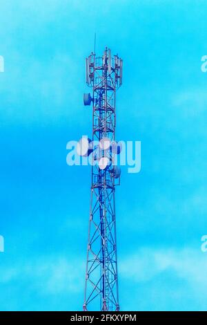 Das Mobilfunknetz für die Technologie steht auf einem blauen Himmel. Stockfoto