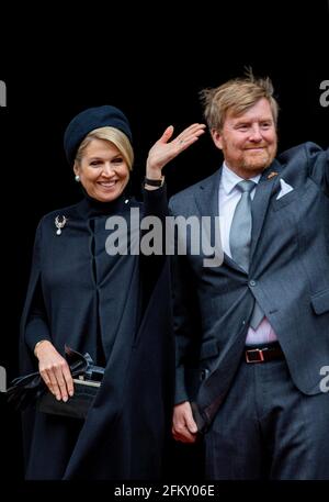 Amsterdam, Niederlande. Mai 2021. König Willem-Alexander und Königin Maxima der Niederlande treffen am 04. Mai 2021 im Königlichen Palast in Amsterdam ein, bevor sie an der Nationalen Gedenkzeremonie teilnehmen, die aufgrund der Corona-Krise ohne Veröffentlichung stattfindet.Quelle: Albert Nieboer/Netherlands OUT/Point De Vue OUT/dpa/Alamy Live News Stockfoto