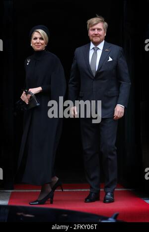Amsterdam, Niederlande. Mai 2021. König Willem-Alexander und Königin Maxima der Niederlande treffen am 04. Mai 2021 im Königlichen Palast in Amsterdam ein, bevor sie an der Nationalen Gedenkzeremonie teilnehmen, die aufgrund der Corona-Krise ohne Veröffentlichung stattfindet.Quelle: Albert Nieboer/Netherlands OUT/Point De Vue OUT/dpa/Alamy Live News Stockfoto