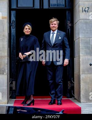 Amsterdam, Niederlande. Mai 2021. König Willem-Alexander und Königin Maxima der Niederlande treffen am 04. Mai 2021 im Königlichen Palast in Amsterdam ein, bevor sie an der Nationalen Gedenkzeremonie teilnehmen, die aufgrund der Corona-Krise ohne Veröffentlichung stattfindet.Quelle: Albert Nieboer/Netherlands OUT/Point De Vue OUT/dpa/Alamy Live News Stockfoto