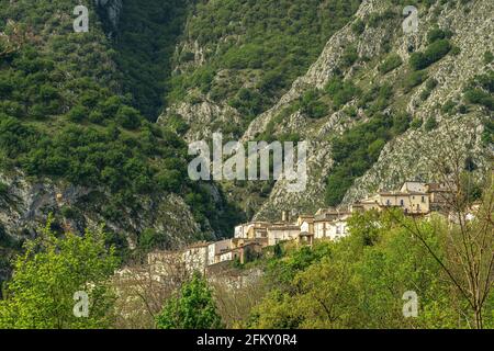 Berglandschaft mit dem alten Dorf Anversa degli Abruzzi. Anversa degli Abruzzi, Provinz L'Aquila, Abruzzen, Italien, Europa Stockfoto