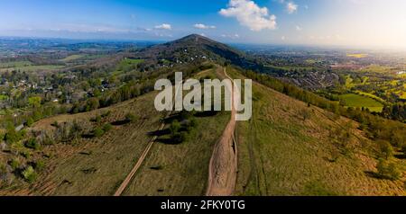 Luftaufnahme der Malvern Rümpfe mit Blick auf den Gipfel der Hügel Mit schöner Landschaft rund um den Punkt Stockfoto