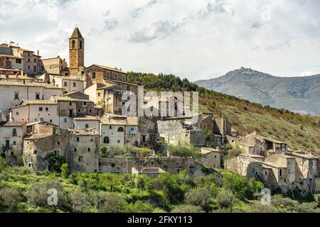 Das antike mittelalterliche Dorf Capestrano in den Abruzzen. Capestrano, Provinz L'Aquila, Abruzzen, Italien, Europa Stockfoto