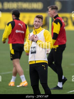 Dortmund, Deutschland. Mai 2021. Marco Reus nimmt mit einem Lachen am Training von Borussia Dortmund Teil. Quelle: Bernd Thissen/dpa/Alamy Live News Stockfoto