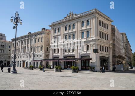 Triest, Italien. 3.Mai 2021. Außenansicht von Harrys Barpalast auf dem Platz der Einheit Italiens. Stockfoto