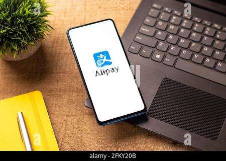 Assam, indien - 04. Mai 2021 : Alipay-Logo auf Telefonbildschirm Stock Bild. Stockfoto