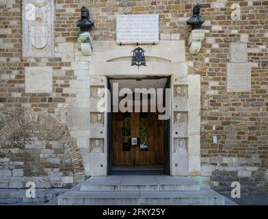 Triest, Italien. 3.Mai 2021. Das Haupttor der Kathedrale von San Giusto Stockfoto