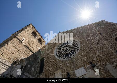 Triest, Italien. 3.Mai 2021. Die Außenansicht der Kathedrale von San Giusto Stockfoto