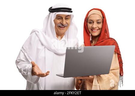 Reifer muslimischer Mann und eine junge muslimische Frau, die sich anschaut Ein auf weißem Hintergrund isolierter Laptop-Computer Stockfoto