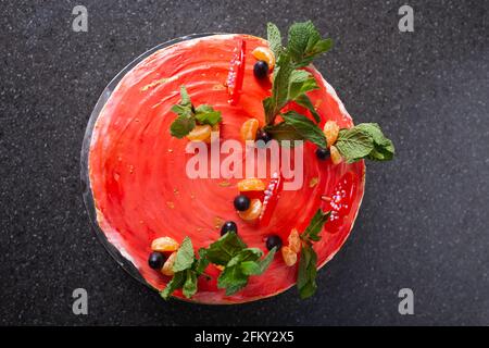 Roter Kuchen mit Minze und Mandarine-Optik von oben Stockfoto