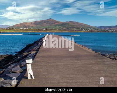 Blick vom Hafen von Knightstown auf Valentia Island auf die Iveragh Peninsula Mountains in der Grafschaft Kerry, Irland. Stockfoto