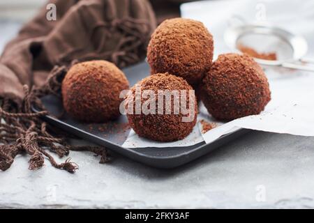 Rum-Schokoladen-Kugeln mit Kakaopulver auf einem Tablett Stockfoto