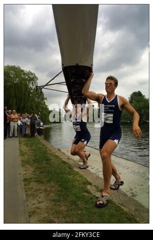 SIR Steve Redgrave,Mathew Pinsent,James Cracknell und Tim Foster rudern zum letzten Mal das Boot, in dem sie Olympisches Gold in Sydney zum River and Rowing Museum in Henley-on-Thames gewannen Stockfoto