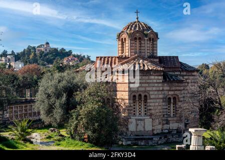 Athen, Griechenland. Alte byzantinische Kirche an der archäologischen Stätte von Agora von Athen in Thiseio. Im Hintergrund das alte National Observatory Stockfoto