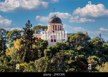 Das Nationale Observatorium der Stadt Athen, Griechenland auf dem Nymphenberg im Stadtteil Thission. Blick vom Plaka-Viertel unter der Akropolis Stockfoto