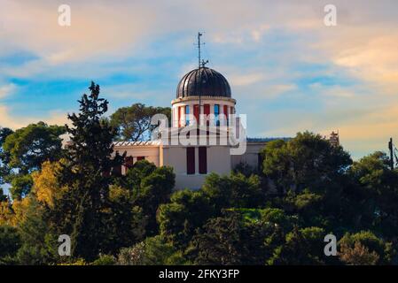 Das Nationale Observatorium der Stadt Athen, Griechenland auf dem Nymphenberg im Stadtteil Thission. Blick vom Plaka-Viertel unter der Akropolis Stockfoto