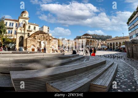 Athen, Attika, Griechenland. Panoramablick auf den Monastiraki-Platz im historischen Zentrum von Athen. Die Akropolis von Athen im Hintergrund Stockfoto