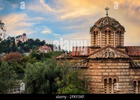 Athen, Griechenland. Alte byzantinische Kirche an der archäologischen Stätte von Agora von Athen in Thiseio. Im Hintergrund das alte National Observatory Stockfoto