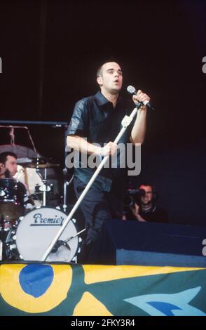 Robbie Williams auf dem Glastonbury Festival 1998. Würdig Farm, Somerset, England, Vereinigtes Königreich. Stockfoto