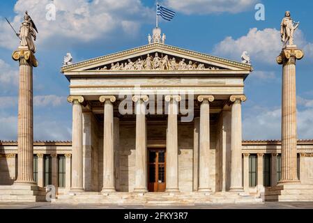 Athen, Griechenland. Fassadenansicht der Nationalen Akademie von Athen neoklassizistischen Gebäude mit dem Giebel zum Thema der Geburt der Göttin Athene Stockfoto