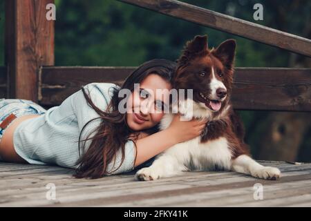Junge Frau mit ihrem Border Collie Hund. Konzept über Tiere und Menschen Stockfoto