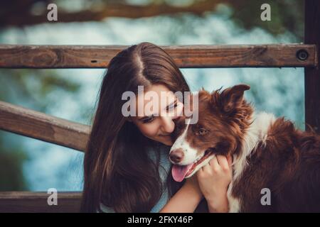 Porträt einer Frau mit ihrem Border Collie Hund im Freien Stockfoto