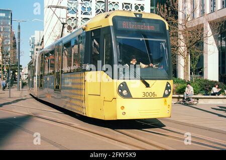 Manchester, Großbritannien - 3. April 2021: Eine Metrolink-Straßenbahn von Manchester (Bombardier M5000, Nr. 3006) am Petersplatz Stockfoto
