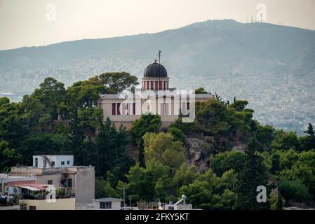 Das Nationale Observatorium der Stadt Athen, Griechenland auf dem Nymphenberg im Stadtteil Thission. Blick vom Plaka-Viertel unter der Akropolis von Athen Stockfoto