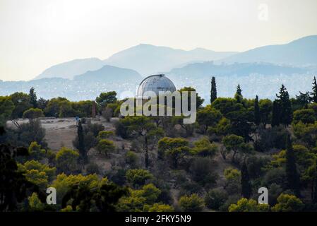 Athen, Griechenland. Das alte Teleskop des Nationalen Observatoriums von Athen im Pnyx-Gebiet auf dem Nymphenberg in Thiseio. Blick vom Areopagus Hill Stockfoto