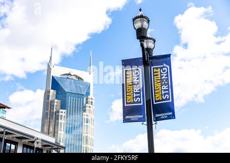 Ein Smashville starkes Zeichen auf einem schwarzen Lichtpfosten in der Innenstadt von Nashville vor der Bridgestone Arena und dem ATT-Gebäude im Hintergrund. Stockfoto