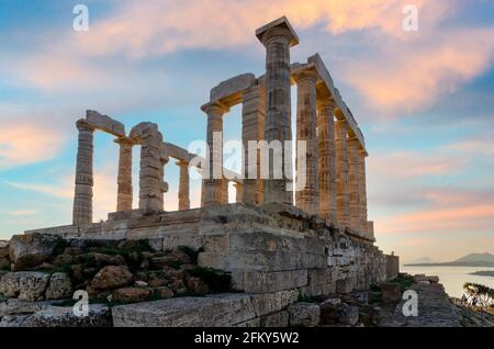 Tempel des Poseidon am Kap Sounion, Attika - Griechenland. Einer der zwölf olympischen Götter in altgriechischer Religion und Mythologie. Er war gott des Meeres, des Sonnenuntergangs Stockfoto