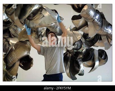 Ohne Titel (lebende Skulptur) 1966 Aluminium Mai 2001 von Marisa Merz im neuen Ausstellung Zero to Infinity:Arte Provera 31. Mai bis 12. August 2001 Stockfoto