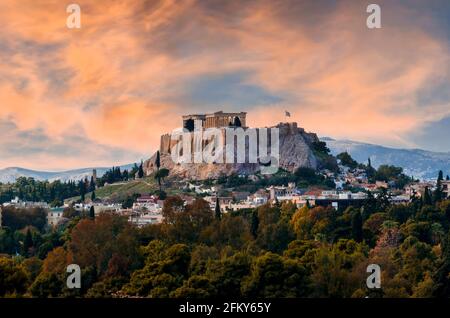 Die Akropolis der griechischen Stadt Athen mit dem Parthenon-Tempel (der Göttin Athene gewidmet), bei Sonnenuntergang mit bunt bewölktem Himmel. Plaka-Ablenkung Stockfoto