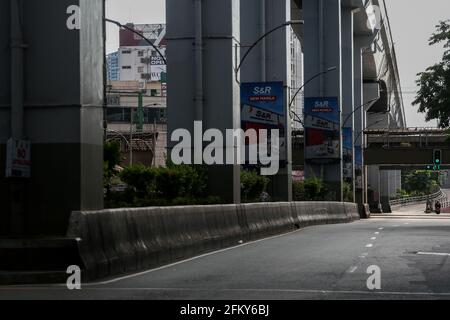 Während der Coronavirus-Sperre in Manila, Philippinen, wird eine leere Autobahn gesehen. Stockfoto