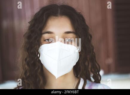 Junges Mädchen mit chirurgischer Maske, Nahaufnahme Stockfoto