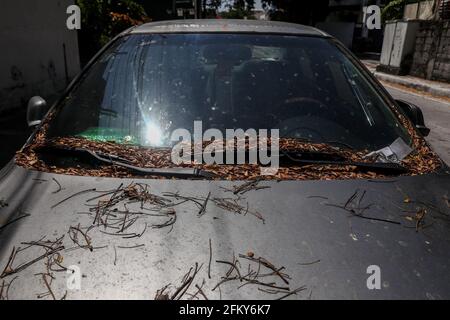 Auf der Windschutzscheibe eines geparkten Autos entlang einer leeren Straße sieht man während einer Quarantäne der Gemeinschaft Blätter, um die Ausbreitung des neuen Coronavirus in Manila, Philippinen, einzudämmen. Stockfoto