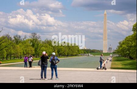 Besucher genießen den Blick vom Lincoln Memorial in der National Mall in Washington, DC. Das Washington Monument und das US Capitol befinden sich im Hintergrund. Stockfoto