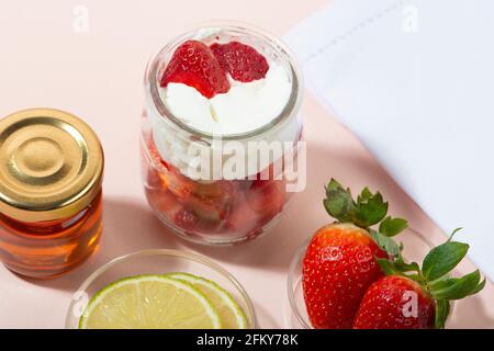 Hausgemachte Erdbeer Gesichtsmaske Zutaten: Erdbeere, Joghurt, Honig, Zitrone. DIY hausgemachte natürliche Hautpflegeprodukte. Stockfoto