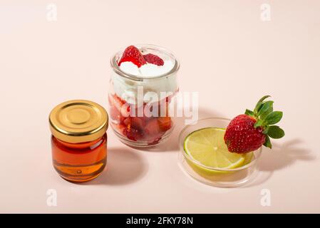 Hausgemachte Erdbeer Gesichtsmaske Zutaten: Erdbeere, Joghurt, Honig, Zitrone. DIY hausgemachte natürliche Hautpflegeprodukte. Stockfoto