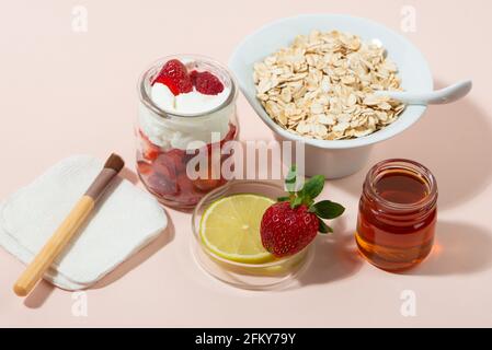 Hausgemachte Erdbeer Gesichtsmaske Zutaten: Erdbeere, Joghurt, Honig, Zitrone, Haferflocken. DIY hausgemachte natürliche Hautpflegeprodukte. Stockfoto