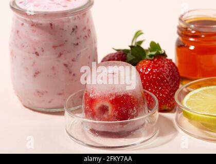 Hausgemachte Erdbeer Gesichtsmaske Zutaten: Erdbeere, Joghurt, Honig, Zitrone, Haferflocken. DIY hausgemachte natürliche Hautpflegeprodukte. Stockfoto