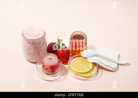 Hausgemachte Erdbeer Gesichtsmaske Zutaten: Erdbeere, Joghurt, Honig, Zitrone, Haferflocken. DIY hausgemachte natürliche Hautpflegeprodukte. Stockfoto