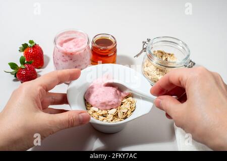 Frau Hände machen hausgemachte Kosmetik. Hausgemachte Erdbeer Gesichtsmaske Zutaten. DIY hausgemachte natürliche Hautpflegeprodukte. Nahaufnahme. Stockfoto