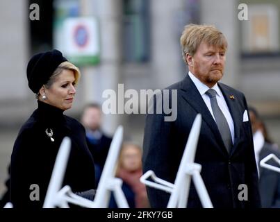 Amsterdam, Niederlande. Mai 2021. König Willem-Alexander und Königin Maxima der Niederlande am Nationaldenkmal auf dem Dam-Platz in Amsterdam, am 04. Mai 2021, um an der Nationalen Gedenkzeremonie teilzunehmen, aufgrund der Corona-Krise, findet die Feier ohne PublizitätQuelle: Albert Nieboer/ Netherlands OUT/Point de Vue OUT/dpa/Alamy Live News Stockfoto