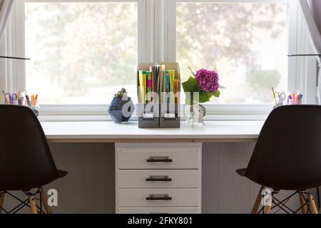 Fernunterricht Schreibtisch und Zubehör für zwei Kinder Stockfoto